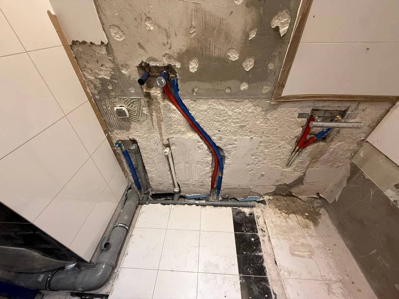 Nowe rury wodne po skuciu narożnika — DobryHydraulik Gdańsk