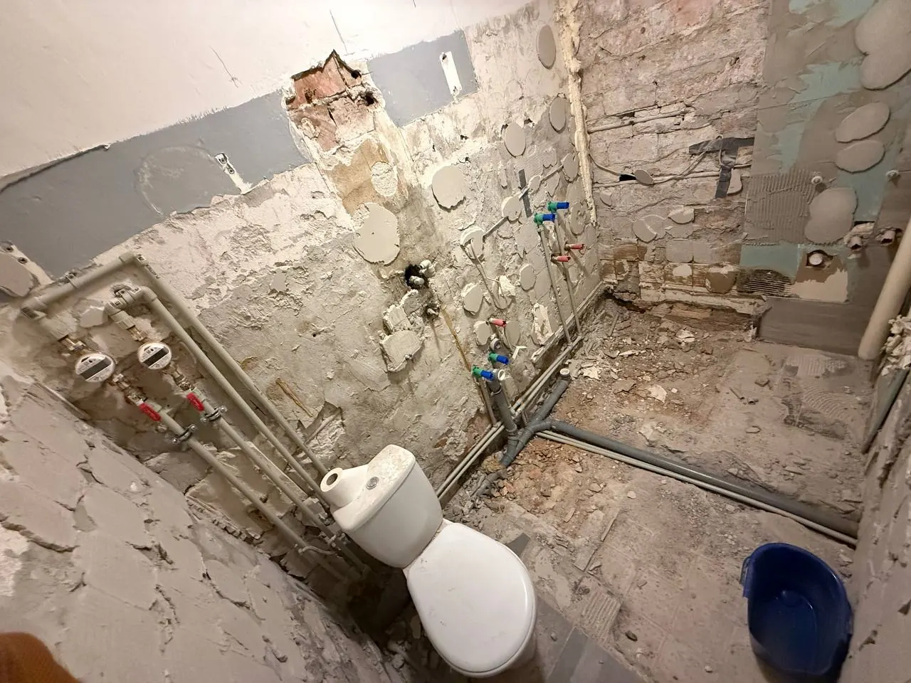 Skuta łazienka z odsłoniętą instalacją — DobryHydraulik Gdańsk