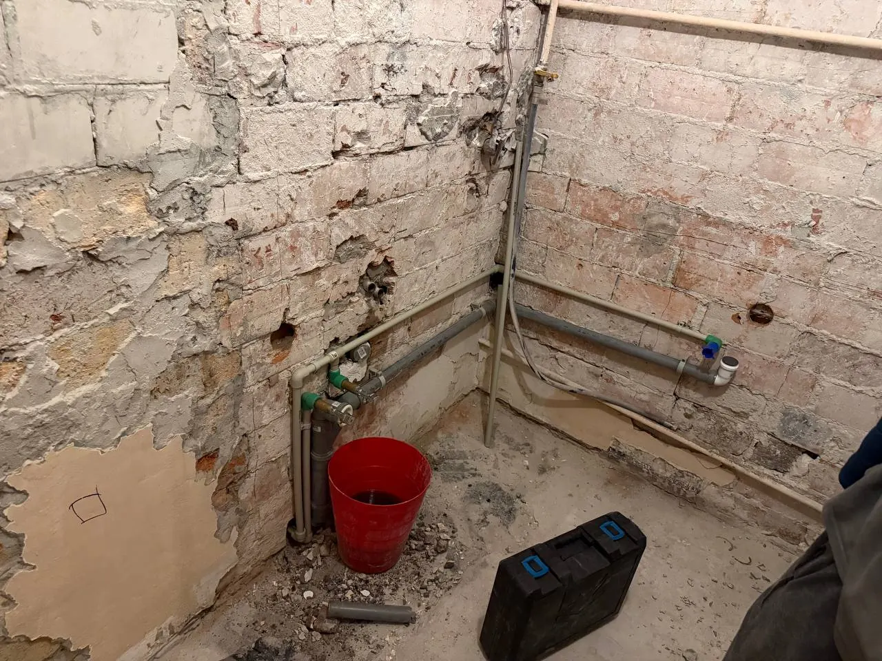 Surowa łazienka z rurami kanalizacyjnymi — DobryHydraulik Gdańsk