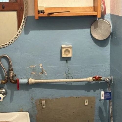 Instalacja wodna i kanalizacyjna na ścianie — DobryHydraulik Gdańsk