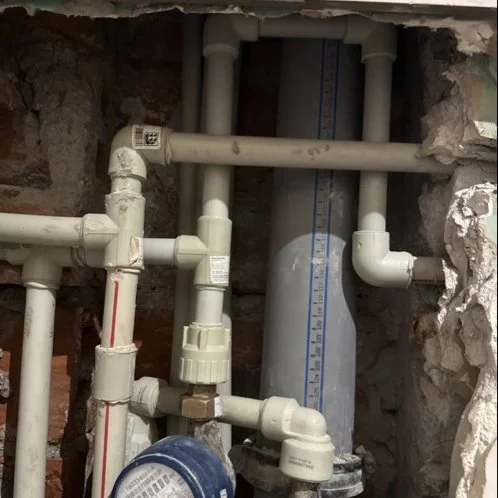 Stary kompakt WC przed wymianą — DobryHydraulik Gdańsk