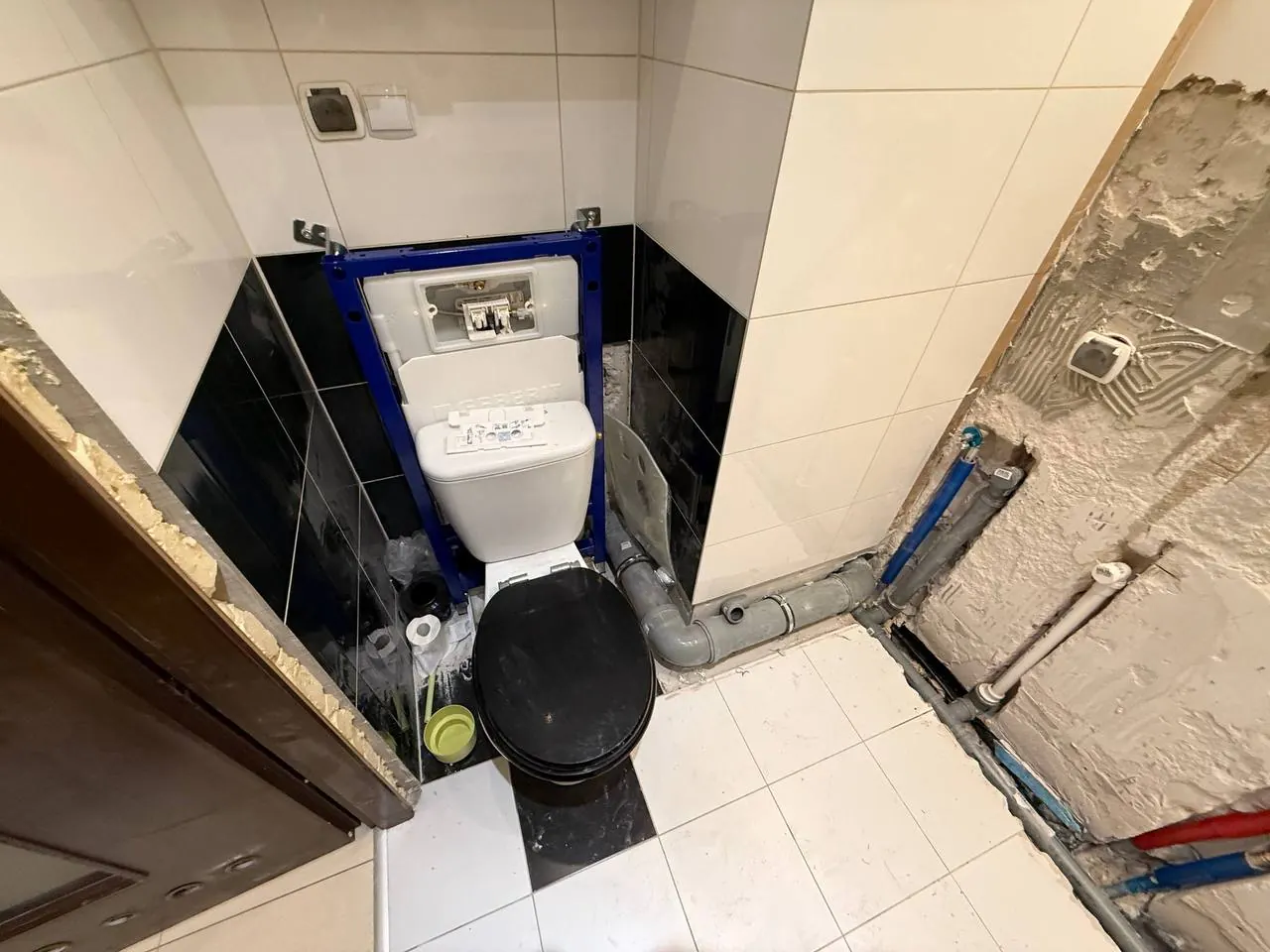 Kompakt WC z podejściami przy czarnych płytkach — DobryHydraulik Gdańsk