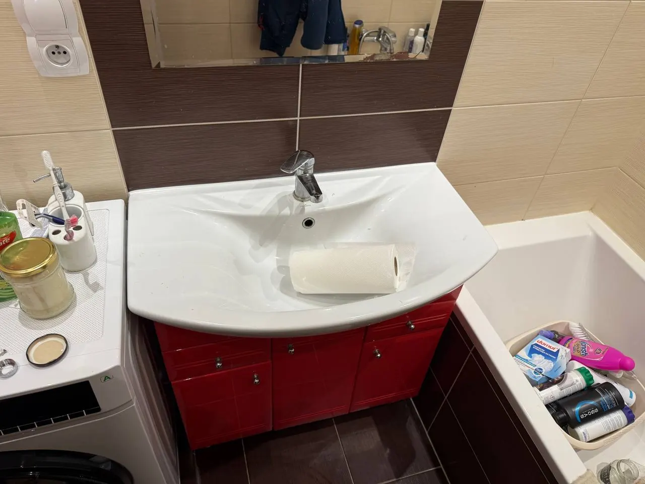 Umywalka z czerwoną szafką w łazience — DobryHydraulik Gdańsk