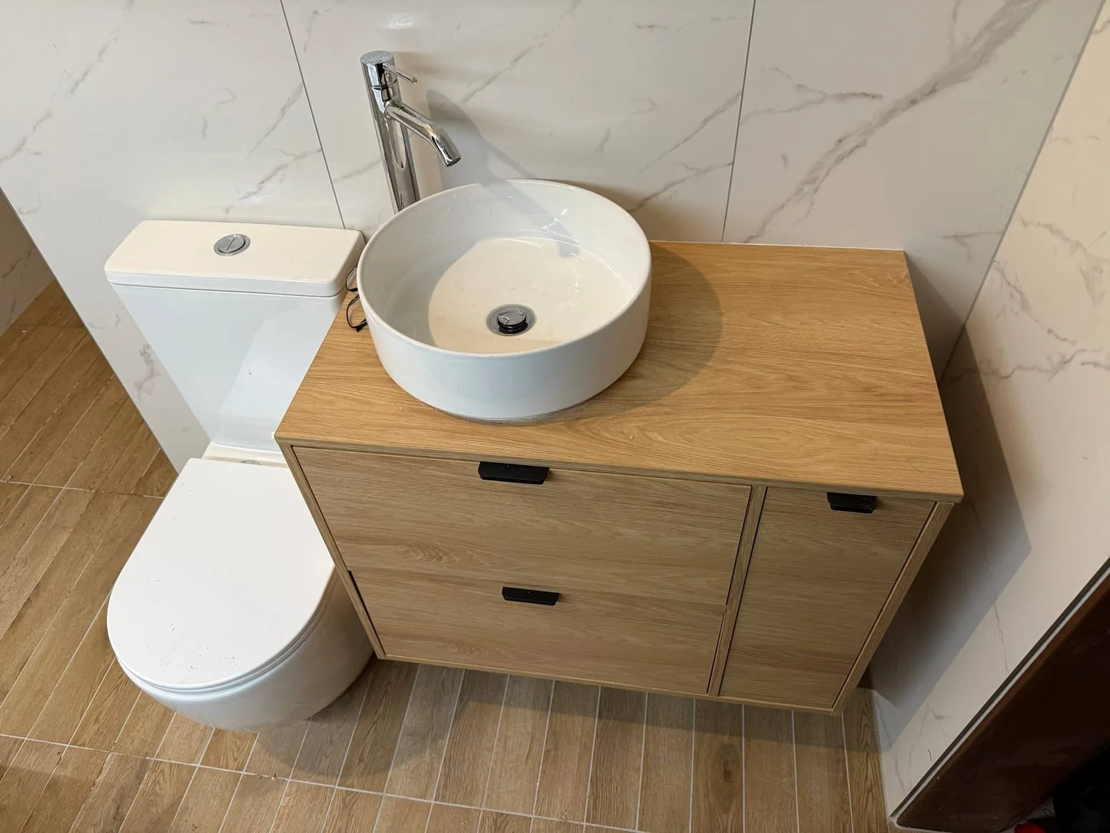 Umywalka nablatowa na szafce z WC — DobryHydraulik Gdańsk