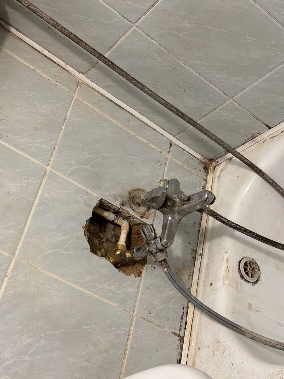 Uszkodzona rura z baterią przy wannie — DobryHydraulik Gdańsk