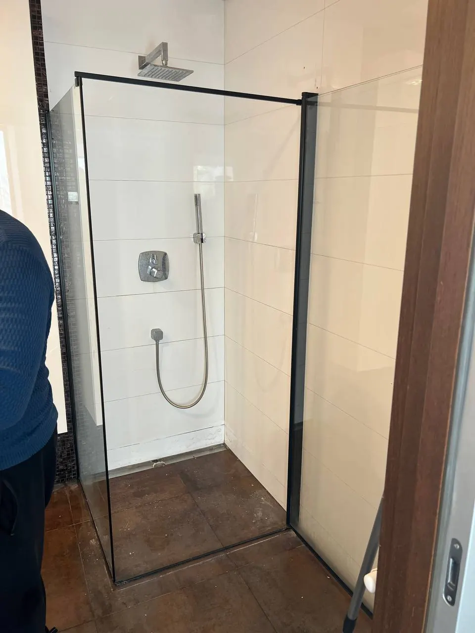 Kabina walk-in w czarnej ramie — DobryHydraulik Gdańsk