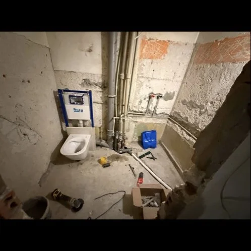 Stelaż i miska WC po rozkuciu ściany — DobryHydraulik Gdańsk