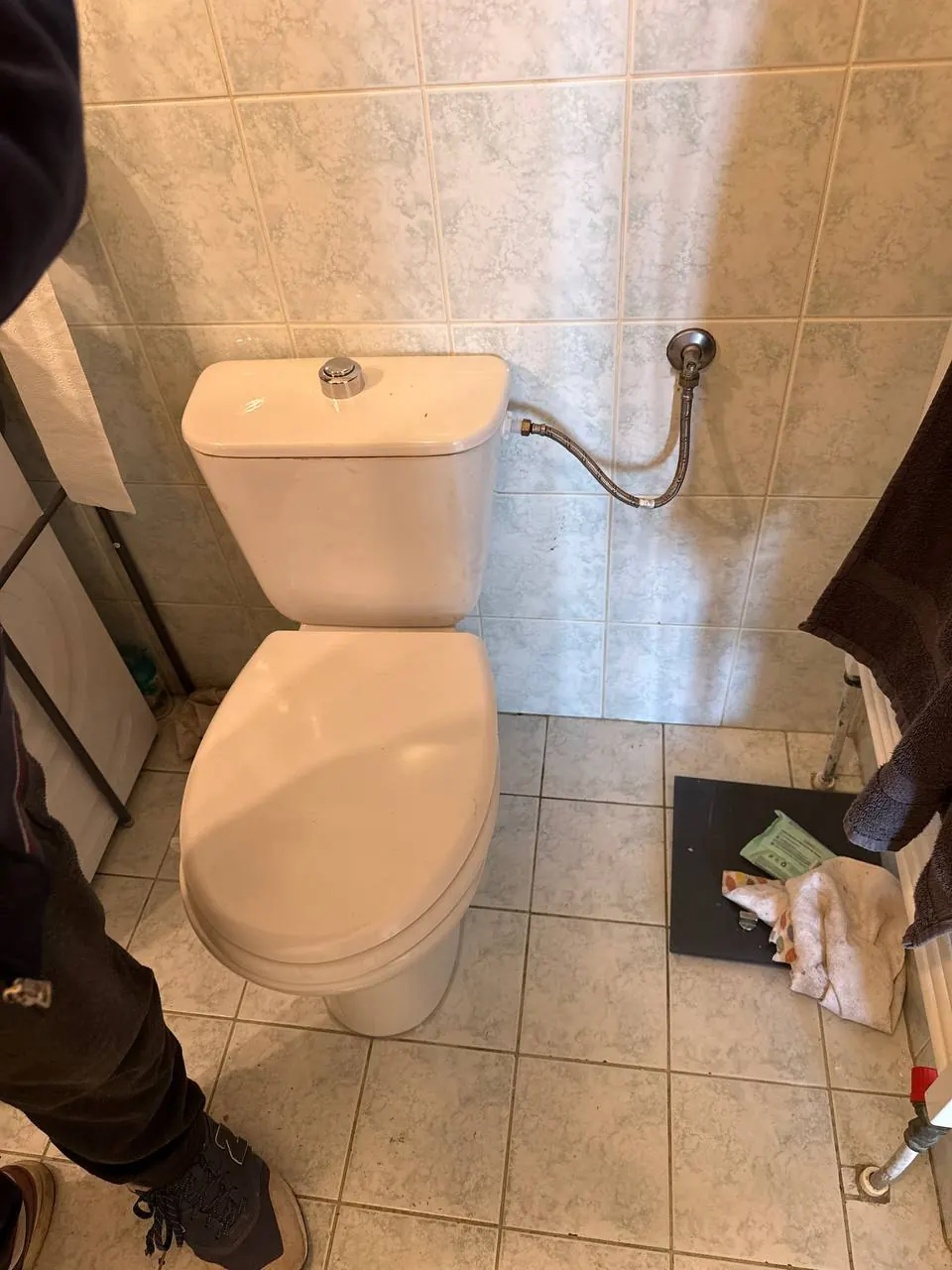 Kompakt WC na płytkach beżowych — DobryHydraulik Gdańsk