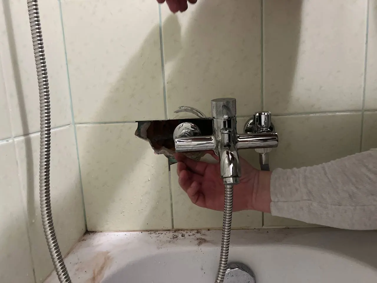 Naprawa wycieku przy baterii wannowej — DobryHydraulik Gdańsk